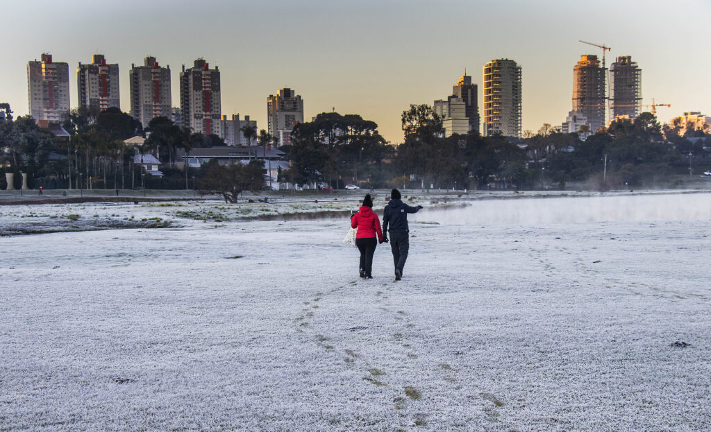 Frio intenso atinge Curitiba e regiões do Paraná nesta quarta-feira (2)