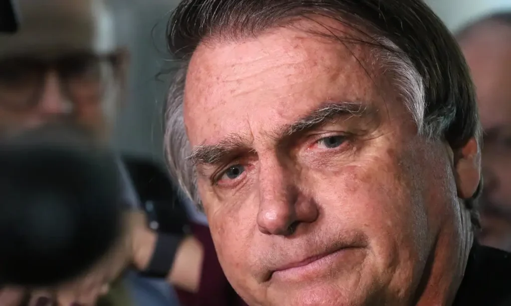Bolsonaro é submetido à cirurgia para tratamento de hérnia bilateral
