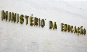 Formação de professores a distância mostra desempenho 53,1% inferior